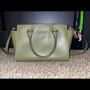 Michael kors large handbag olive green. Very good condition. no tearing/scraps